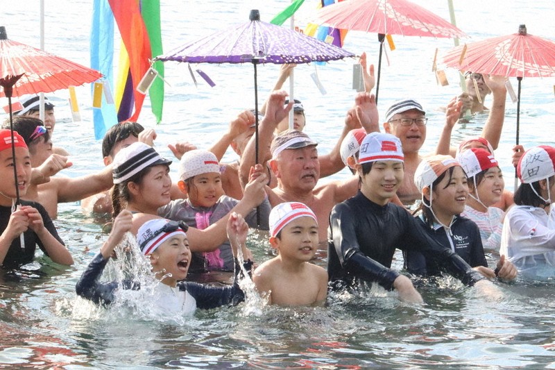 50人が泳ぎ初め 水書で平和祈る ねずみ島 ／長崎 | 毎日新聞