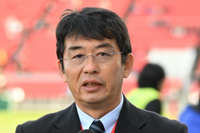 【桐蔭学園－国学院栃木】決勝進出を決め、インタビューに答える桐蔭学園の藤原秀之監督＝東大阪市花園ラグビー場で2025年1月5日、大西岳彦撮影