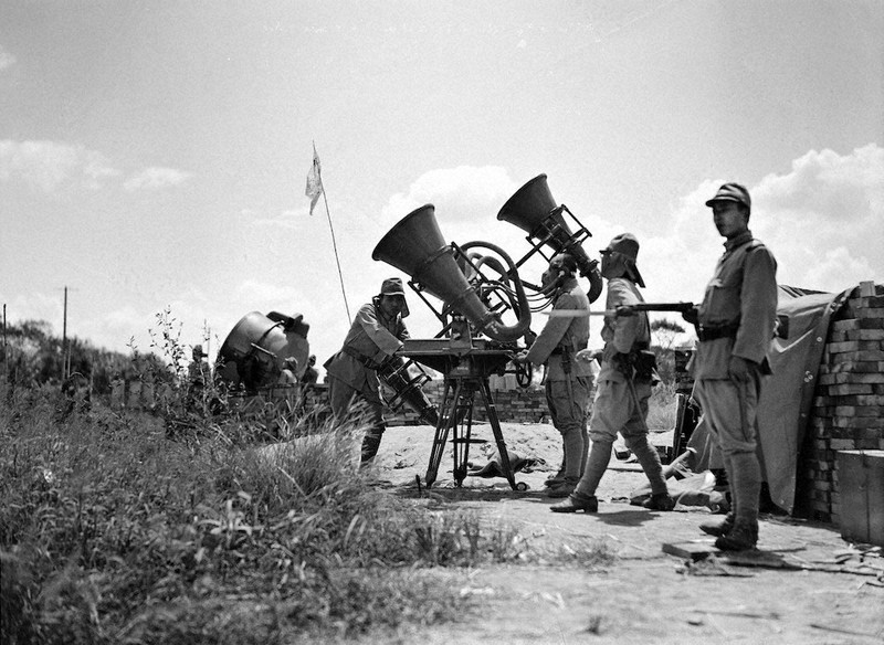 戦中写真を読む：／27 不許可写真 消された兵器 気球、高射砲 揺れる