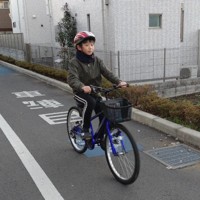 自転車に乗る際は、日ごろからルールを守ることを心がけたい＝東京都内で、賀川智子撮影