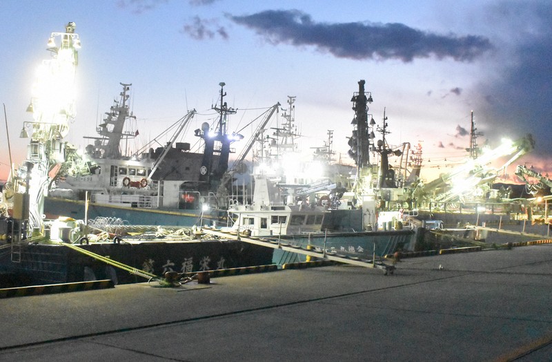 茨城・鹿島沖漁船沈没 悪天候、不明3人の手がかり見つからず | 毎日新聞