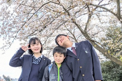 弟たちと一緒にほほえむ凜さん（左）＝中里さん提供