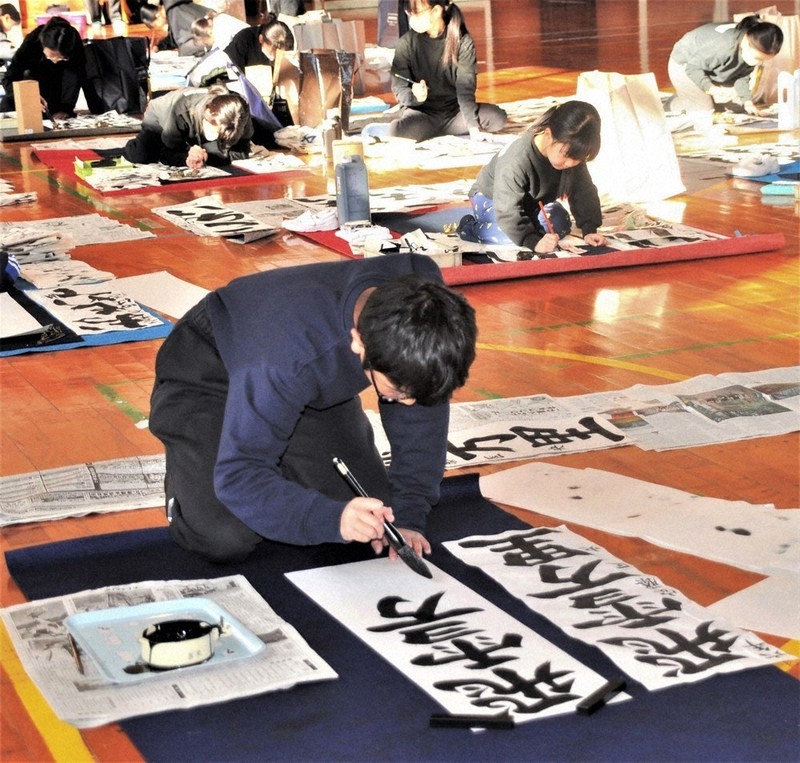 筆に新年の決意 延岡で生徒ら揮毫 ／宮崎 | 毎日新聞