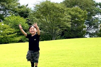 南里たいちさんは3歳半ごろから歩き始めるようになったという。父親の健太さんは確実な成長を感じている＝家族提供