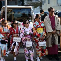 和服に身を包んだ外国人観光客＝京都市東山区で2023年11月5日、佐藤賢二郎撮影