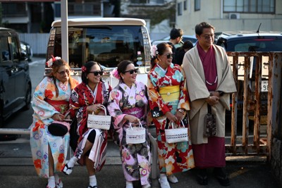和服に身を包んだ外国人観光客＝京都市東山区で2023年11月5日、佐藤賢二郎撮影