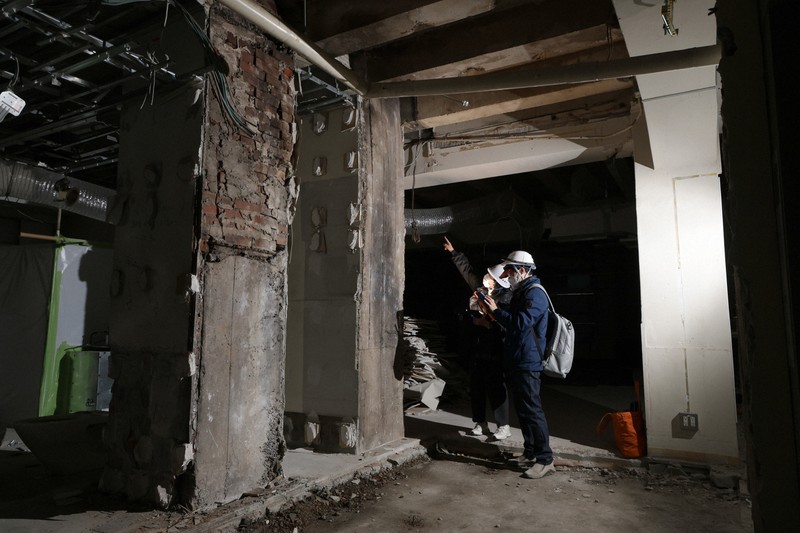 黒焦げの天井も 東京大空襲で被災の病院解体進む 一部の遺構保存へ