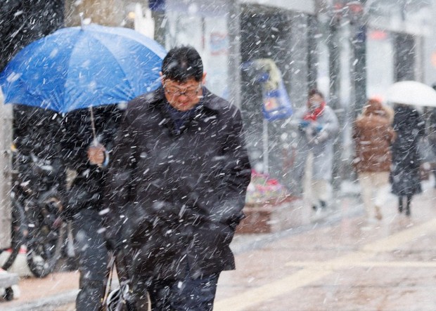 In Photos: Snow hits central Fukuoka as cold air mass sweeps