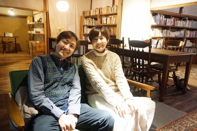 自宅を開放して私設図書館を運営する青木真兵さん（左）と妻・海青子さん＝奈良県東吉野村で2024年11月17日、清水有香撮影