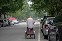 中国では急速な少子高齢化が進展している＝Bloomberg