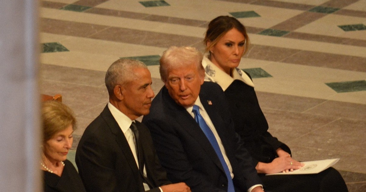 トランプ氏、「政敵」オバマ氏と談笑 ペンス氏と握手も 国葬会場