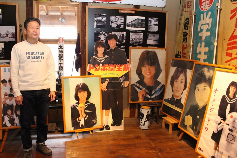 聖子ちゃん」のセーラー服姿も 昭和レトロが人気の学生服資料館 | 毎日新聞