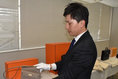 エルメスのバッグ「ケリー」を持つ福岡国税局の職員＝福岡市博多区で2025年1月10日午後2時38分、山崎あずさ撮影