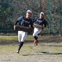 トレーニングで丸太を持って走る壱岐の野球部員＝長崎県壱岐市で2024年12月24日午後2時11分、林大樹撮影