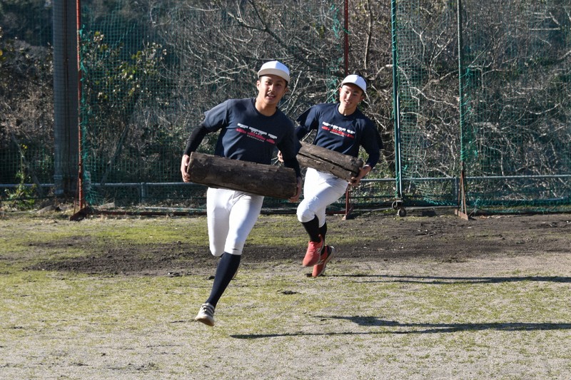 トレーニングで丸太を持って走る壱岐の野球部員＝長崎県壱岐市で2024年12月24日午後2時11分、林大樹撮影