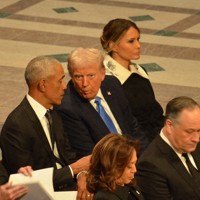 トランプ氏、「政敵」オバマ氏と談笑 ペンス氏と握手も 国葬会場 [写真