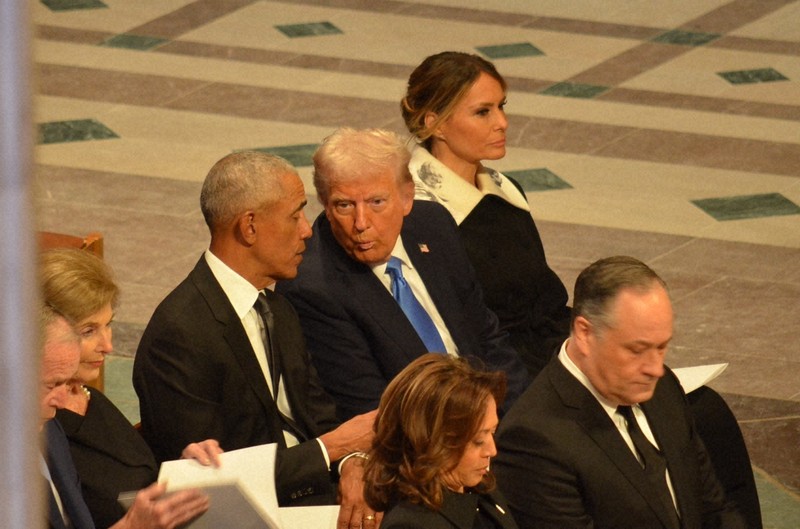 トランプ大統領とオバマのフィギュアセット トランプ氏、「政敵」オバマ氏と談笑 ペンス氏と握手も 国葬会場