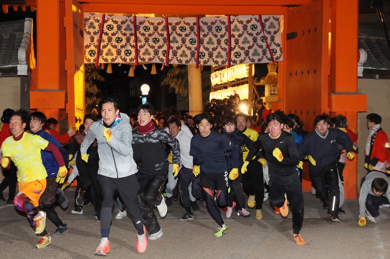 西宮神社の開門神事「福男選び」 [写真特集1/6] | 毎日新聞