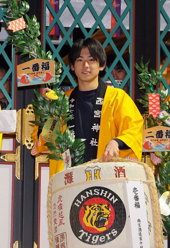 西宮神社の開門神事「福男選び」 [写真特集1/6] | 毎日新聞