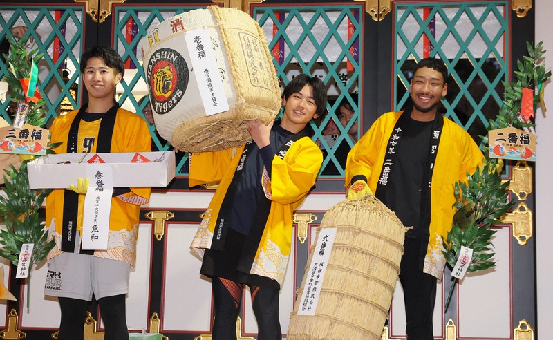 西宮神社の開門神事「福男選び」 [写真特集7/6] | 毎日新聞