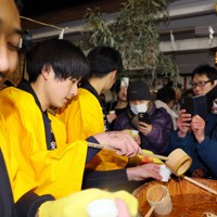 西宮神社の開門神事「福男選び」 [写真特集7/6] | 毎日新聞