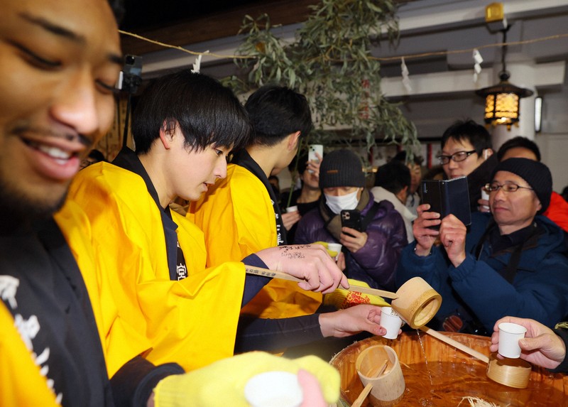 西宮神社の開門神事「福男選び」 [写真特集1/6] | 毎日新聞