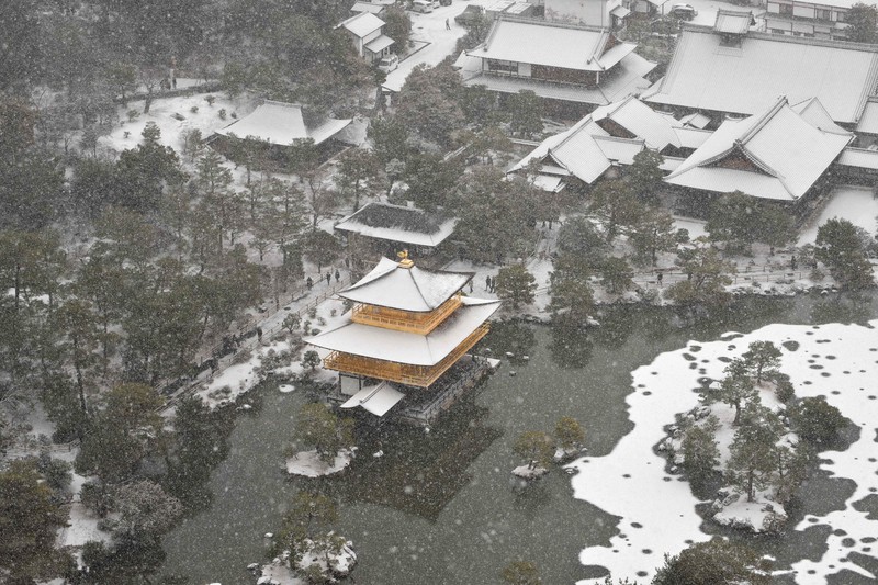 金閣寺が雪化粧 [写真特集1/7] | 毎日新聞