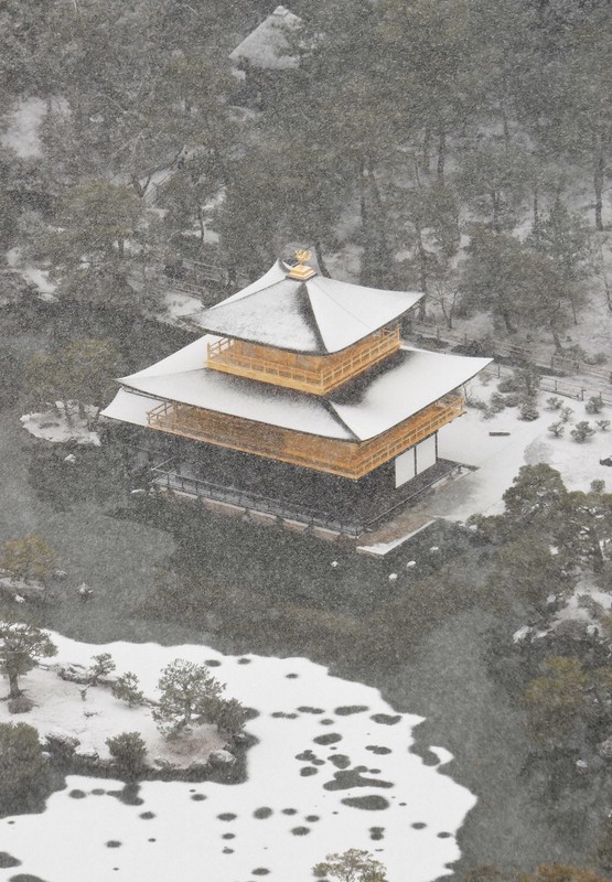 金閣寺が雪化粧 [写真特集1/7] | 毎日新聞