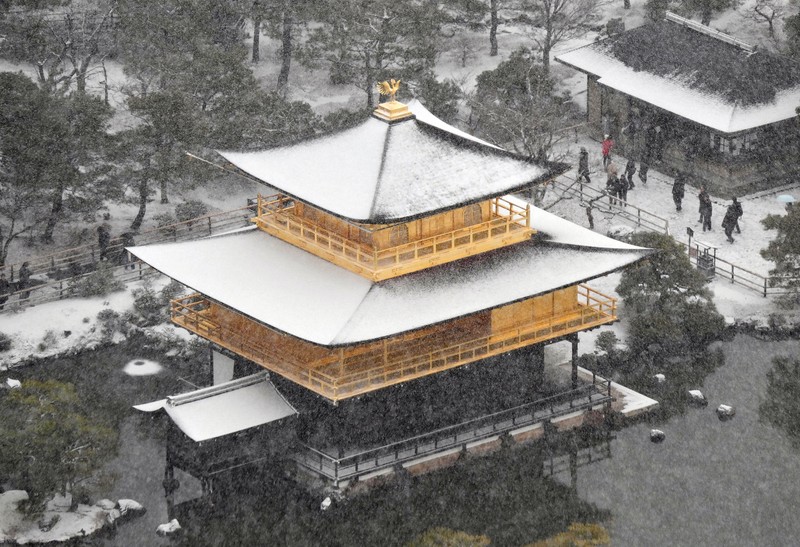 金閣寺が雪化粧 [写真特集1/7] | 毎日新聞