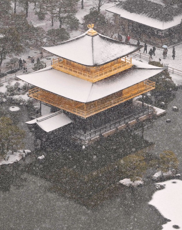 金閣寺が雪化粧 [写真特集1/7] | 毎日新聞
