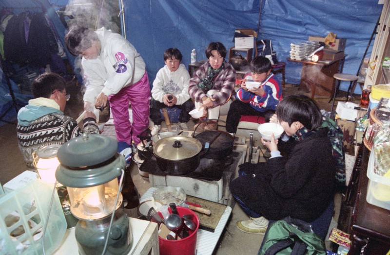 阪神大震災当時、公園のテント村で暮らした4家族 [写真特集1/19