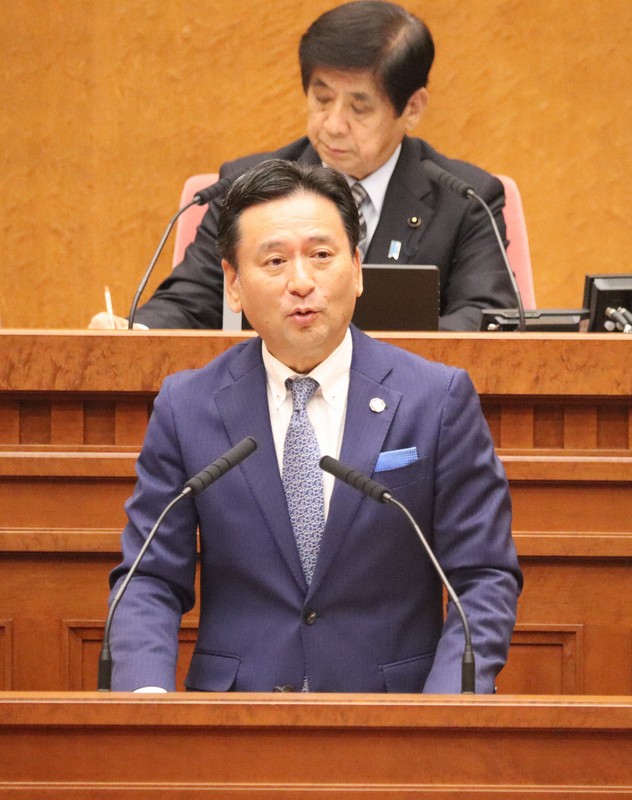 陸上自衛隊オスプレイの佐賀配備計画について、佐賀県議会で答弁する山口祥義知事＝佐賀市で2024年12月3日午前11時16分、五十嵐隆浩撮影