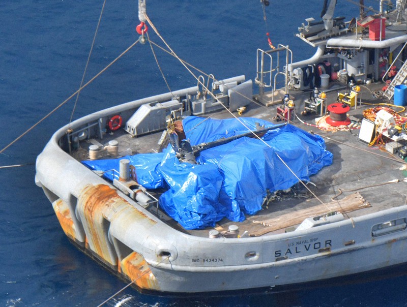 米軍オスプレイの墜落事故で、米軍のサルベージ船に引き揚げられた機体主要部とみられる物体＝鹿児島県・屋久島沖で2023年12月27日午前11時38分、本社ヘリから上入来尚撮影