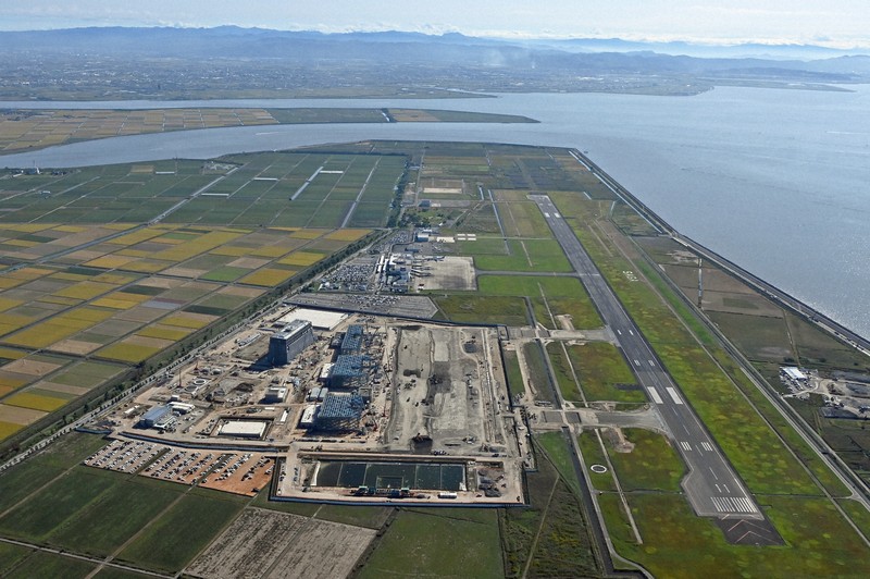 佐賀空港の隣に建設が進む陸上自衛隊の駐屯地。右は有明海＝佐賀市で2024年10月18日、本社ヘリから上入来尚撮影