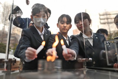 学び伝えたい」神戸で「希望の灯り」分灯始まる 阪神大震災30年 | 毎日新聞