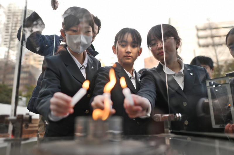 学び伝えたい」神戸で「希望の灯り」分灯始まる 阪神大震災30年 | 毎日新聞