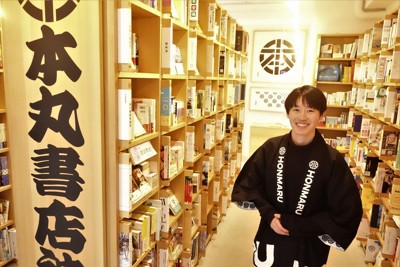 「ほんまる神保町」店長の下川晴さん。粋なはっぴが制服だ＝東京都千代田区で2024年12月17日午後2時53分、高橋昌紀撮影