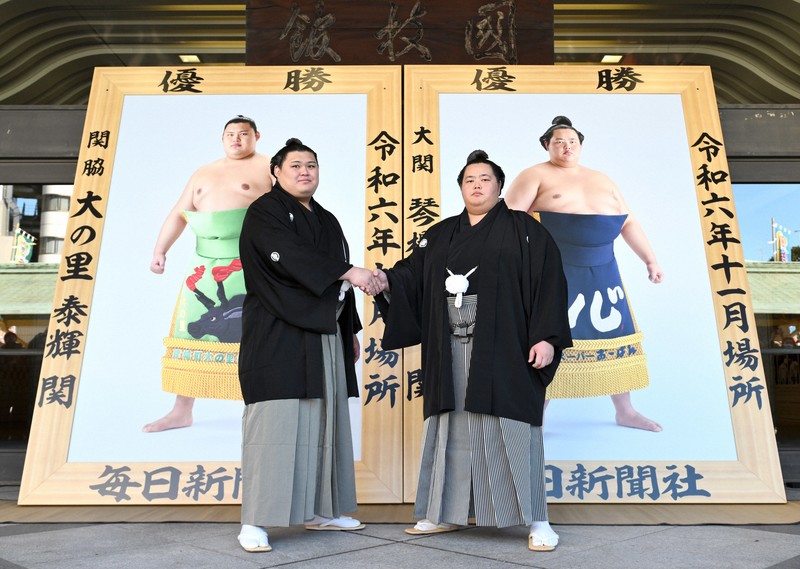 大いちょう初披露の大の里、綱取りの琴桜に優勝額 12日初場所初日