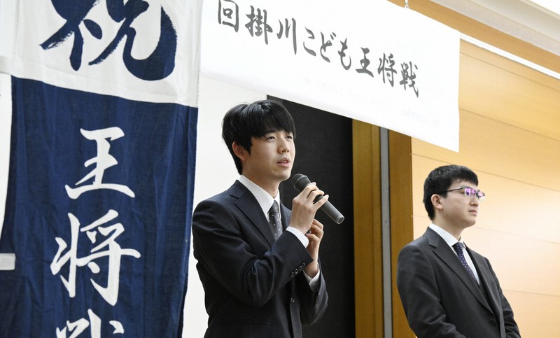 王将戦第1局 記念撮影 [写真特集1/10] | 毎日新聞