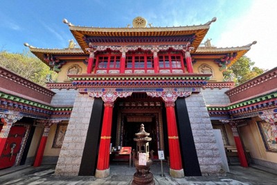 幸運を呼ぶ　チベットの寺院　銅の鈴と特注品の飾り台 ドコイク？東海珍スポット：名古屋・チベット寺院チャンバリン 良縁