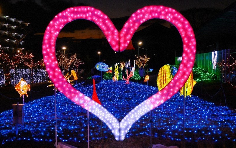 ❤多彩なイルミネーションパターンで変幻自在な空間演出を♪❤LED投光器 高さ30メートルのツリーなど70万球のLED…神奈川・宮ケ瀬湖畔彩る