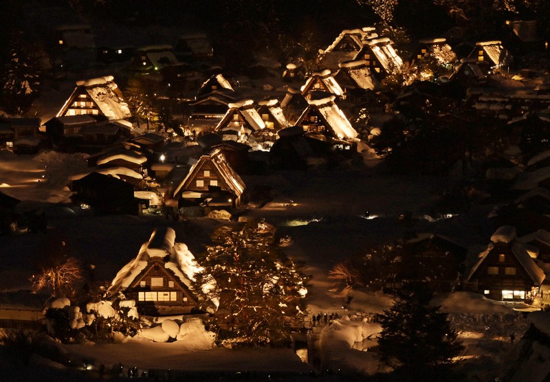 白銀の合掌造りを照らし出す光 白川郷で幻想的なライトアップ | 毎日新聞
