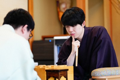 藤井王将、猛攻しのぎ逆転勝利 一瞬の「すき」捉える 王将戦第1局