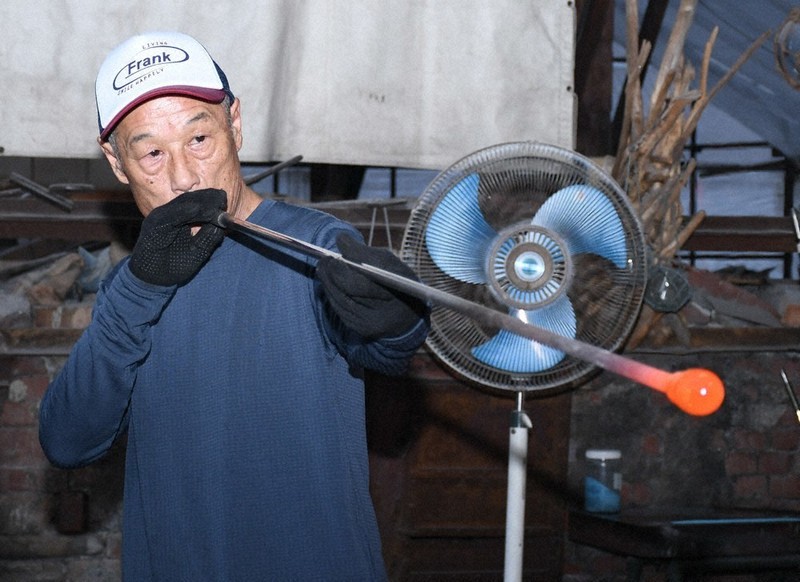 ガラスの浮き玉です。サイズは約90㍉×90㍉です。藍色？