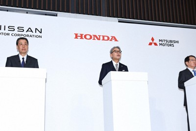 経営統合への本格的協議入りを発表する（左から）日産自動車の内田誠社長、ホンダの三部敏宏社長、三菱自動車の加藤隆雄社長＝東京都中央区で2024年12月23日午後5時2分、玉城達郎撮影