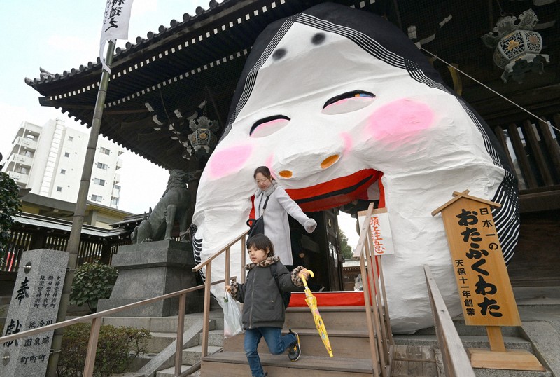 大きな口でアハハな1年に 福岡・櫛田神社に名物「大お多福面」登場