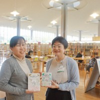「本が好きなので、図書館での仕事は楽しい」と口をそろえる司書の高村美由紀さん（左）と宮川陽子さん＝福井県立図書館で2024年12月6日、萱原健一撮影