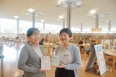 「本が好きなので、図書館での仕事は楽しい」と口をそろえる司書の高村美由紀さん（左）と宮川陽子さん＝福井県立図書館で2024年12月6日、萱原健一撮影