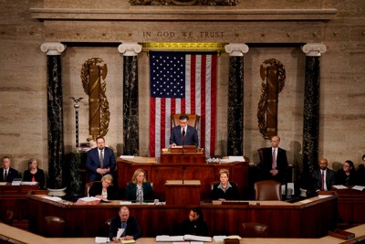 １月３日に開会した第１１９回の連邦議会で演説するマイク・ジョンソン議長（中央） Bloomberg