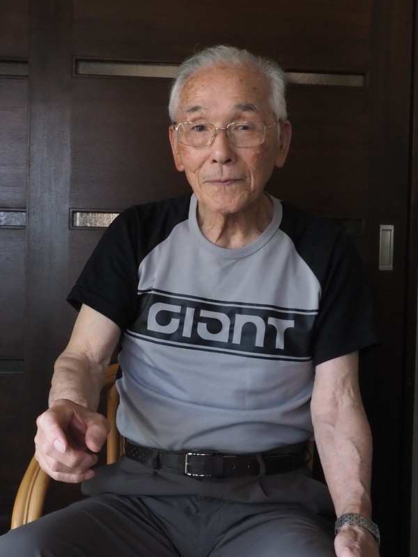 「路上に落ちていた金属やプラスチックの破片は、これぐらいの大きさだった」－－。右手の親指と人さし指で説明する中村芳之さん＝高知市で2024年9月4日午前11時32分、植松晃一撮影